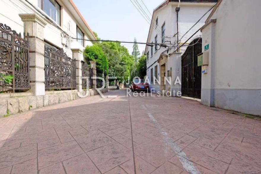 Hunan Road, HNL20013, 3brs 130sqm ¥28000 JRE Joanna Real Estate